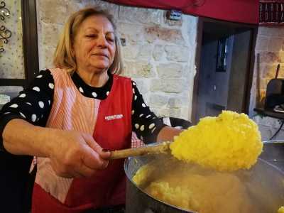 Finella come detto tante proseliti a Bari Vecchia: tra queste la 66enne Carmela, che frigge in largo Albicocca
